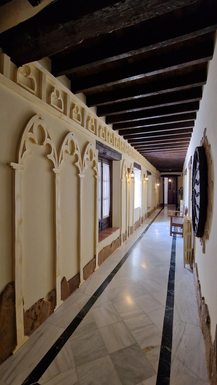 Pasillo con arcos y suelo de mármol