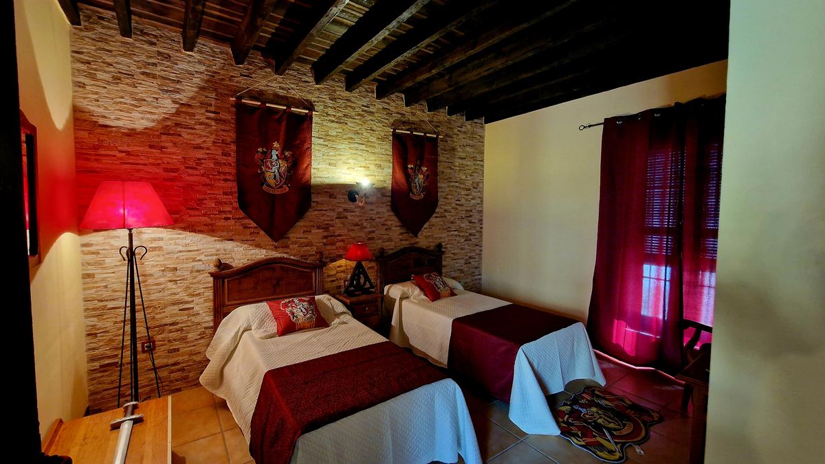 Habitación doble en tonos rojos