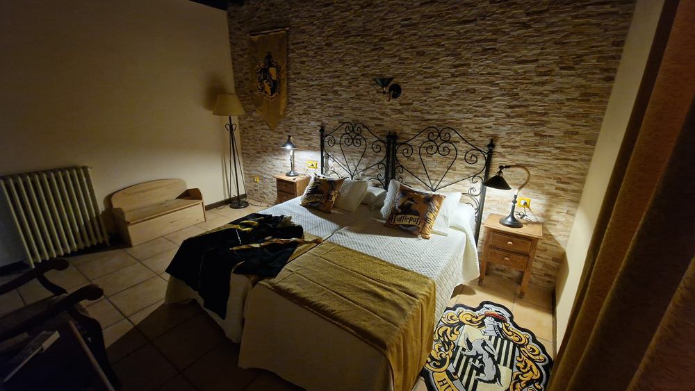 Habitación de matrimonio en tonos dorados