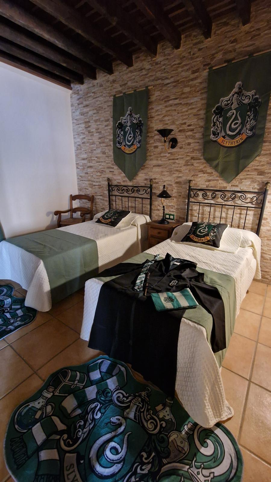 Habitación doble con estandartes verdes