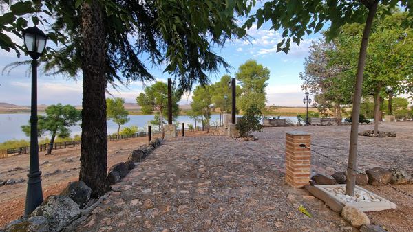 Vista del embalse de la Vega del Jabalón desde el complejo